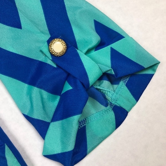 Everly Women's Chevron Print Top Size Small Blue - Picture 3 of 5